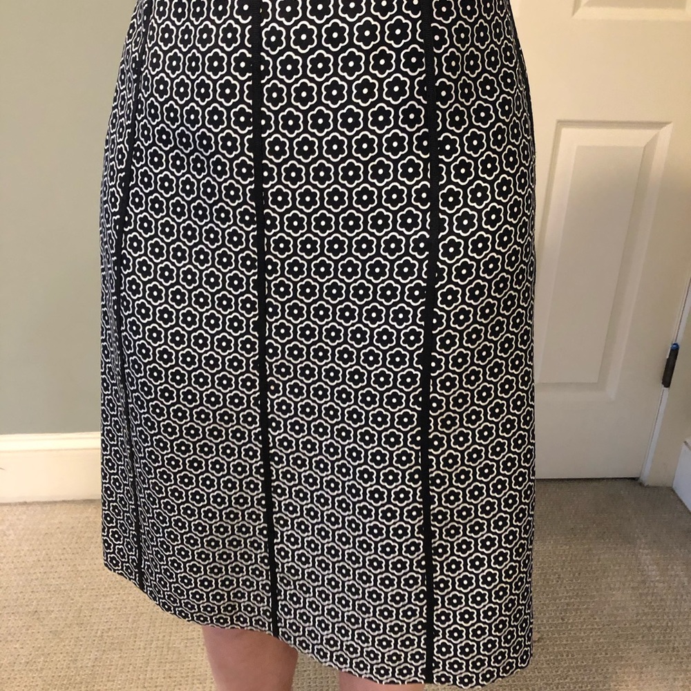Ann Taylor black and white silk like lined skirt